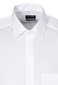 Witte overhemden met een gestructureerde kraag, knoopsluiting aan de voorkant en een gestructureerd oppervlak. Bevat een klein borstzakje en een subtiele merklabel.