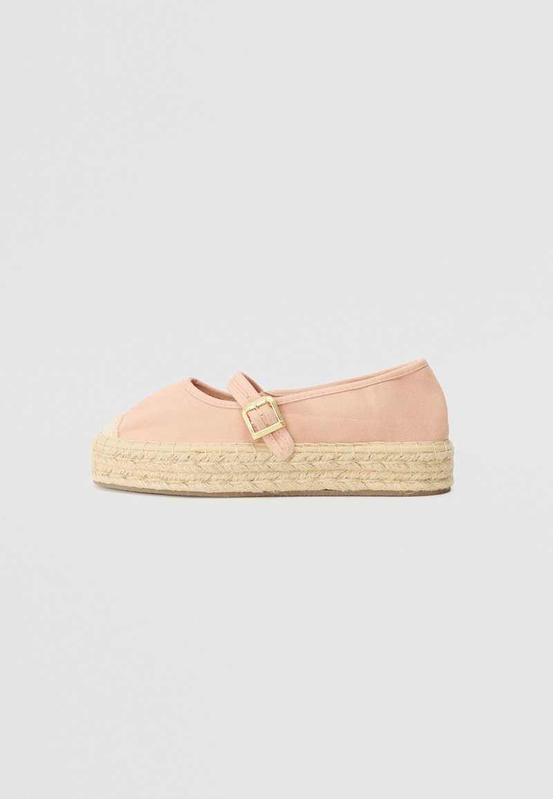 Rosa canvas espadrillos med rund tå, sula av jute-rep och ett spänne över fotryggen. Slät textur med minimal detaljering.