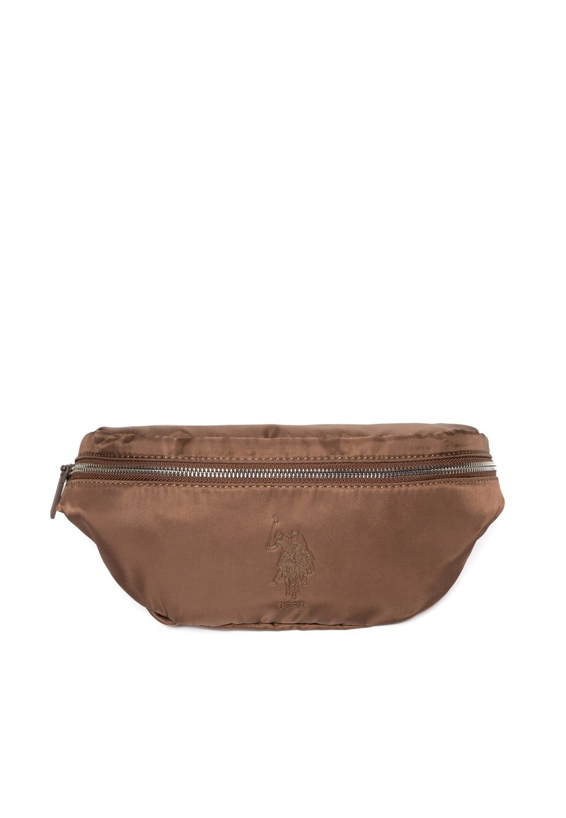 Hnědá nylonová kapsa na opasek s lesklým povrchem, zapínáním na zip a vyraženým logem. Má zaoblený tvar a hladkou texturu.