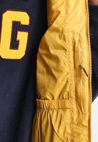 GANT ACTIVE CLOUD VEST - Weste - maple yellow