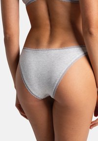 Culotte en coton gris avec une délicate bordure en dentelle à la taille et aux ouvertures des jambes. Le tissu a une texture lisse et un design classique de slip.