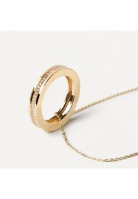 Pendente circolare d'oro con superficie liscia, adornato con una fila di piccole pietre trasparenti. Sospeso su una delicata catena dorata.