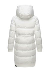 Witte pufferjas met een capuchon, met horizontale gewatteerde secties, geribde manchetten en een licht verlengd ontwerp voor extra warmte.