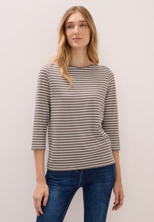 Chemise rayée à manches trois-quarts en gris et blanc, fabriquée en tissu doux. Conçue avec un col rond et une coupe décontractée.