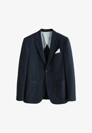 Tmavomodrý blejzer s klopovými goliermi, dvomi prednými vreckami, zapínaním na gombík, svetlomodrou podšívkou a bielym vreckovým štvorcom v náprsnom vrecku.