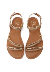 Sandali dorati con cinturini e soletta marrone. Presentano tre cinturini metallici e una fibbia alla caviglia. Texture in pelle liscia con dettagli di cucitura.