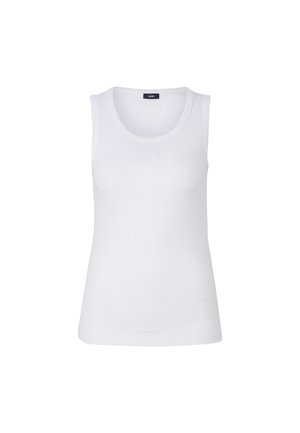 Weißes ärmelloses Tanktop aus geripptem Stoff. Hat einen runden Ausschnitt und ein kleines Logo-Patch in der Mitte der Vorderseite. Sanfte Textur.