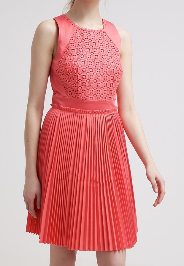 Korale sukienka z plisowaniem, z teksturowanym, wzorzystym bodicem oraz gładkim, jednolitym materiałem na ramionach i w talii, z dopasowanym krojem.