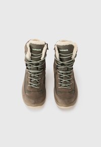 Bruine waterdichte laarzen met een zachte beige voering, rubberen zolen en groene veters. Heeft een gestructureerde suede afwerking en een hoge ontwerp voor ondersteuning.