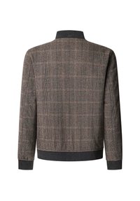 Chaqueta bomber de cuadros marrones con una tela texturizada, cuello y puños de canalé oscuros, y una silueta ajustada. Se muestra la vista trasera.