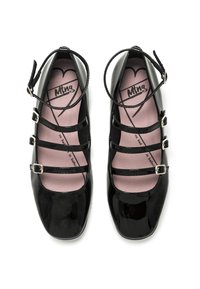 Ballet flats in vernice nera con punta rotonda, quattro cinturini decorativi con fibbie argentate e una soletta rosa.