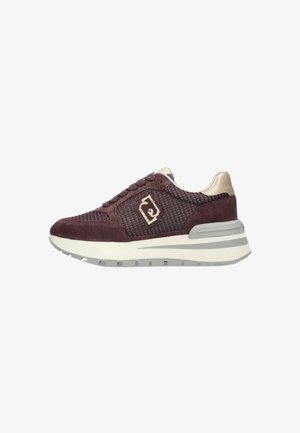 Sneaker bordeaux con una parte superiore testurizzata e dettagli in suede, una suola intermedia bianca spessa e un logo metallico sul lato.