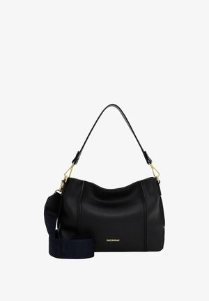 Zwarte leren handtas met een gebogen vorm, voorzien van een kort handvat en een afneembare stoffen riem. Gouden metalen details aan de zijkant.