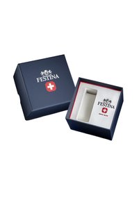Tamsiai mėlynas dovanų dėžutė su "FESTINA" logotipu ir Šveicarijos emblema. Vidus išklotas baltu audiniu, raudona akcentas ir specifinė išpjova daiktui.