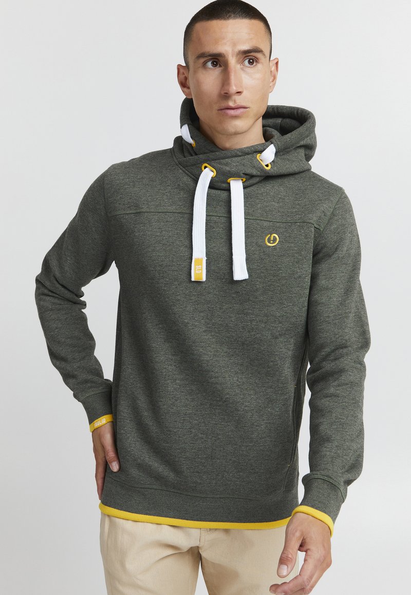 Szary hoodie z wysokim kołnierzem, białymi sznurkami i żółtymi akcentami. Zawiera logo na piersi i jest wykonany z teksturowanej tkaniny.