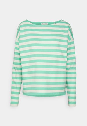 Chemise à manches longues avec des rayures horizontales blanches et vert clair et un col rond, présentée sur un fond uni.