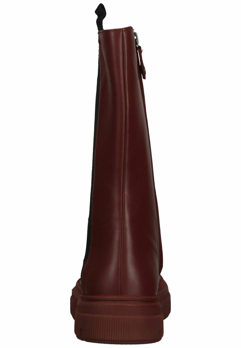 Botín de cuero rojo hasta el tobillo con cierre de cremallera en el lateral, superficie texturizada y una suela gruesa para mayor estabilidad.
