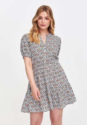 Sukienka z krótkim rękawem, wykonana z lekkiego materiału, w czarno-białe pomarańczowe wzory paisley, z kołnierzykiem i marszczoną talią.
