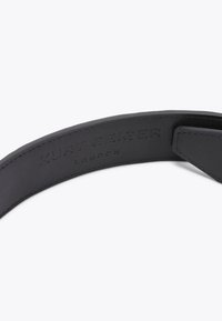 Czarny skórzany pasek z wytłoczonym napisem "KURT GEIGER LONDON". Gładka tekstura, szyte krawędzie i minimalistyczny design.