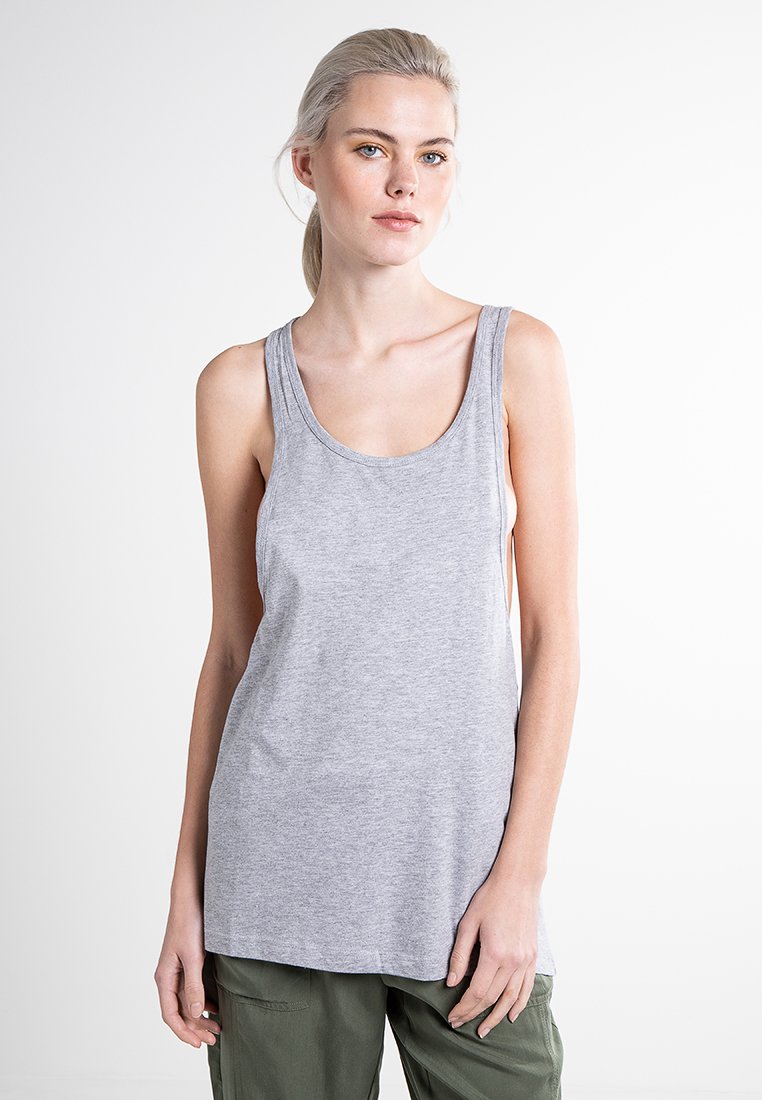 Camiseta sin mangas gris hecha de algodón suave, con un escote redondeado y un corte relajado que se extiende hasta las caderas.