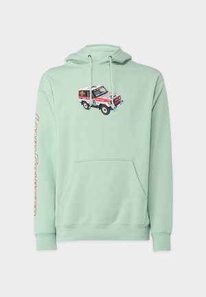 Lysegrøn hættetrøje med frontlomme, snore, en lille vintage rallybil-grafik på brystet og rød "Land Cruiser"-tekst på venstre ærme.