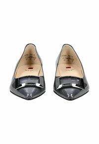 Šedé lakované baleríny s špičatou špičkou a velkou černou mašlí na špičce. Hladká textura, jednoduchý design, minimalistické kovové detaily.