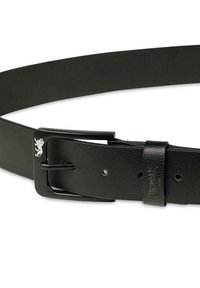 Cinturón de cuero negro con textura lisa, que presenta una hebilla rectangular de metal negro y un detalle de logotipo en el cinturón cerca de la hebilla.