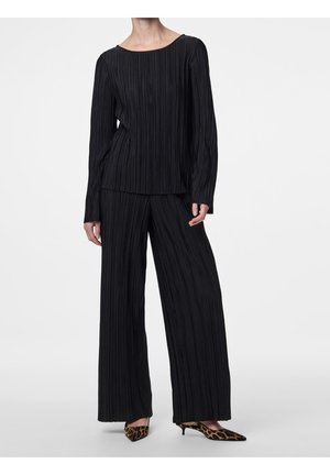 Top nero plissettato con scollatura ampia, abbinato a pantaloni a gamba larga coordinati. L'outfit presenta un tessuto strutturato e un design elegante.