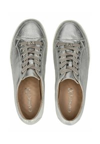 Sneaker in pelle argentata con punta arrotondata, lacci frontali e dettagli beige. Caratterizzate da una superficie testurizzata e logo sotto la linguetta.