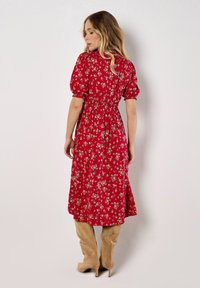 Apricot DITSY FLORAL MILKMAID MIDI - Freizeitkleid - red