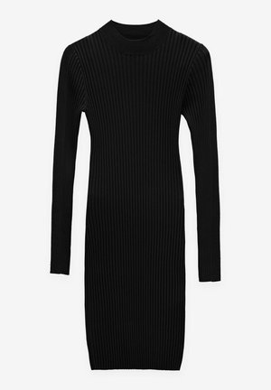 Czarna, prążkowana sukienka midi z długimi rękawami, wysokim dekoltem i dopasowanym krojem. Teksturowane pionowe paski pokrywają całą odzież.
