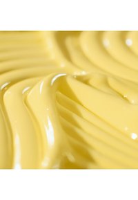 Sostanza lucida di colore giallo chiaro con una texture liscia e ondulata e spigoli distinti. Consistenza densa e cremosa.