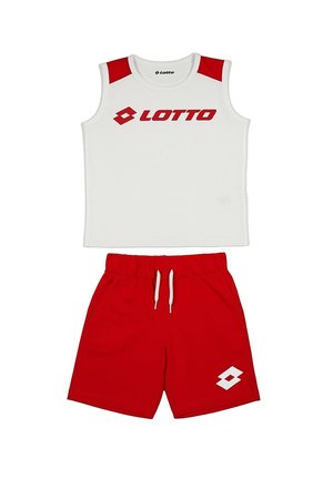 Top senza maniche bianco con dettagli rossi e logo "LOTTO"; abbinato a pantaloni corti rossi con logo bianco. Tessuto morbido, design sportivo casual.