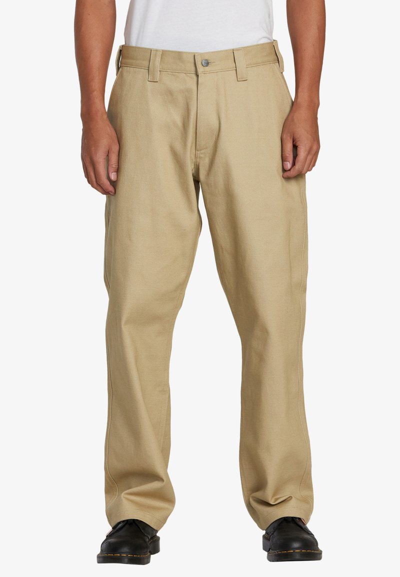 Pantalones caqui hechos de una resistente mezcla de algodón. Diseño de pierna recta con pasadores para cinturón, un cierre de botón y bolsillos. Textura suave.