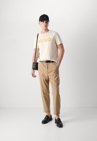 HUGO DULIVIO - Potiskana majica - light beige