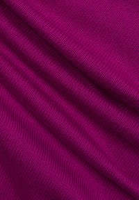 Fuchsia gestrickter Stoff mit strukturiertem Rippenmuster, glatter Oberfläche und leichtem Stretch, der ein geschichtetes Erscheinungsbild erzeugt.