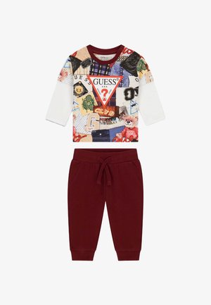 Maglietta a maniche lunghe con design patchwork multicolore e una grafica a triangolo rossa, abbinata a pantaloni jogger bordeaux con vita elasticizzata.