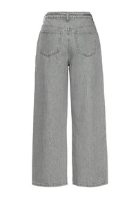 Szürke, széles szárú farmer magas derékkal, sima farmer textúrával, két hátsó zsebbel és letisztult, díszítés nélküli kialakítással.