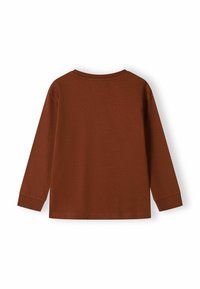 T-shirt a maniche lunghe in cotone color ruggine con scollatura a girocollo, polsini a costine e orlo dritto. Nessun motivo o accento di design visibile.
