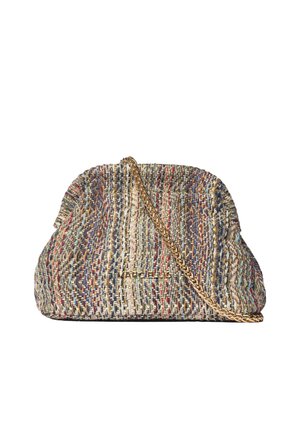 Petit sac à main en tissu tissé multicolore avec bandoulière chaîne dorée et logo de marque doré centré sur le devant.