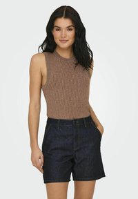 Brązowy prążkowany top bez rękawów w połączeniu z ciemnoniebieskimi szortami dżinsowymi. Top ma dopasowany krój, a szorty są w klasycznym kroju z kieszeniami.