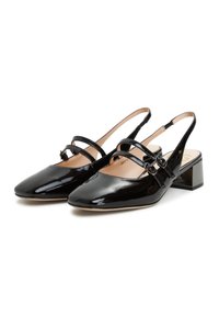Zapatos slingback de charol negro con punta afilada, dos correas decorativas y tacón cuadrado. Textura suave y diseño minimalista.