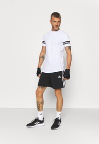 Jack & Jones Performance - JCOZDOUBLE STRIPE TEE 2 PACK - Camiseta estampada - black/white Imagen en miniatura 1