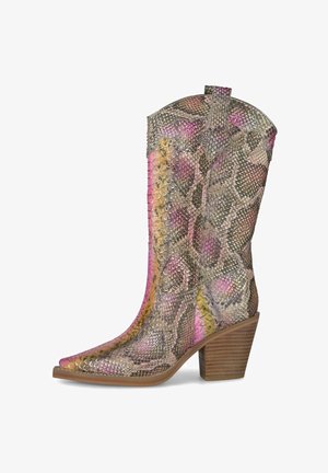 Enkellaars cowboylaars met gestapelde houten hak, spits toelopende neus en meerkleurige roze en beige slangenhuidtextuur.