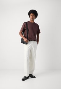 Lindbergh O NECK TEE OVERSIZE - Navadna majica - berry brown