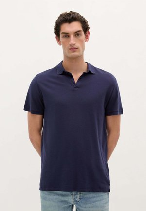 Navy blauwe polo met korte mouwen en een klassieke kraag, gemaakt van zacht materiaal, met een rechte snit en minimale stikseldetails.