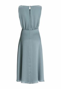 Jasnoniebieska sukienka bez rękawów o zwiewnej sylwetce, z fakturowanej tkaniny, z marszczoną talią i zapięciem na plecach w kształcie łezki.