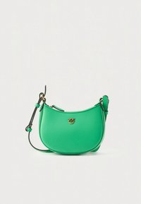 Mala de tiracolo verde em forma de crescente com emblema de logótipo dourado e alça ajustável em fundo branco.