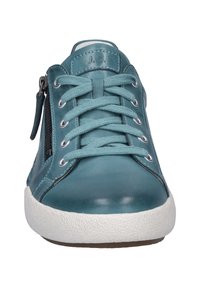 Sneaker in pelle teal con punta rotonda, lacci frontali e zip laterale. Presenta una suola in gomma bianca testurizzata. Dettagli di cucitura semplici.