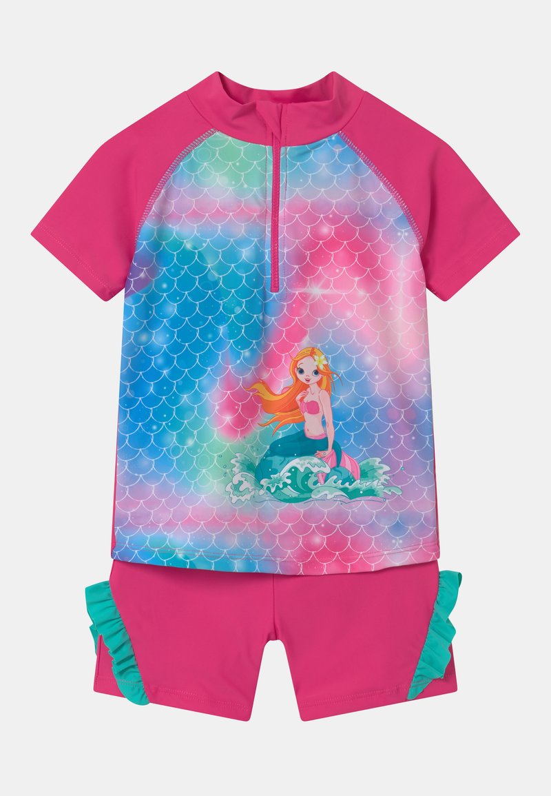 Maillot de bain deux pièces en matériau extensible. Le haut présente un motif d'écailles vibrant en rose et bleu pastel, avec un graphique de sirène. Les shorts ont des accents volantés.